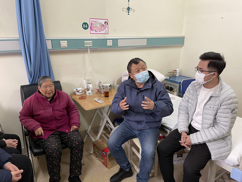 安徽遠信董事長余松林一行看望慰問渡江戰役英雄、支前模范馬毛姐